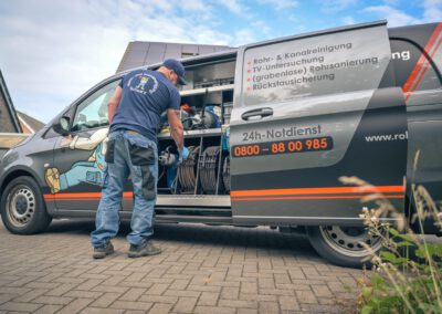 Mitarbeiter Rohrreinigung Schwarz bei der Arbeit