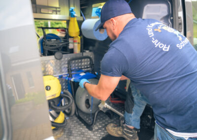 Monteur Rohrreinigung Schwarz bei der Arbeit